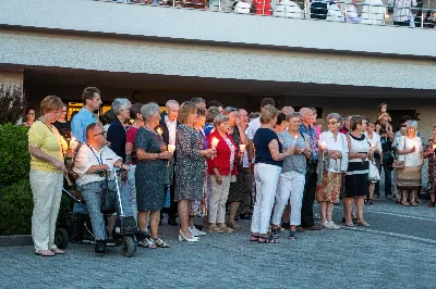 W niedzielę 13 sierpnia przeżywaliśmy kolejne w tym roku Nabożeństwo Fatimskie. O godz. 18.40 zostały przedstawione prośby i podziękowania do Matki Bożej Fatimskiej, w intencji których sprawowana była także Msza Święta. Eucharystii przewodniczył ks. Piotr Fortuna (proboszcz parafii Rzeszów-Matysówka), homilię zaś wygłosił ks. Jan Pyziak (proboszcz parafii Rzeszów-Matysówka w latach 1985-2018). Po Mszy Świętej wyruszyła procesja z figurą Matki Bożej, podczas której modlitwę różańcową prowadzili przedstawiciele parafii Rzeszów-Zalesie wraz ze swoim duszpasterzem ks. Łukaszem Jaskiem. Modlitwę ubogaciła obecność Orkiestry Dętej pod dyrekcją Tadeusza Cielaka. Nabożeństwo zakończył Apel Jasnogórski. fot. Joanna Prasoł