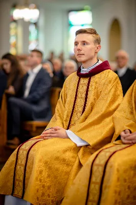 „Na swoje życie i swoje kapłaństwo trzeba popatrzeć w świetle Bożej miłości. Inaczej go nie pojmiemy ani my, ani ci, którzy będą na nas patrzeć” – mówił bp Jan Wątroba podczas Mszy św. z udzieleniem święceń prezbiteratu. 4 czerwca 2022 r. w kościele katedralnym jedenastu diakonów diecezji rzeszowskiej przyjęło sakrament kapłaństwa.
Do grona neoprezbiterów diecezji rzeszowskiej należą: ks. Sebastian Bełz z parafii w Nienadówce, ks. Krzysztof Lampart z parafii w Rudnej Wielkiej, ks. Mateusz Łachmanek z parafii w Lipinkach, ks. Karol Migut z parafii w Jasionce, ks. Marcin Murawski z parafii katedralnej w Rzeszowie, ks. Adrian Pazdan z parafii w Zagorzycach, ks. Tomasz Sienicki z parafii w Bieździedzy, ks. Dominik Świeboda z parafii w Palikówce, ks. Piotr Wąsacz z parafii bł. Władysława Findysza w Rzeszowie, ks. Mateusz Wojtuń z parafii w Święcanach oraz ks. Wiktor Zoła z parafii w Cieklinie.
Mszy św. przewodniczył i święceń udzielił bp Jan Wątroba. Eucharystię koncelebrowało około osiemdziesięciu księży, m.in: przełożeni Wyższego Seminarium Duchownego w Rzeszowie oraz proboszczowie i wikariusze z parafii rodzinnych neoprezbiterów. W Mszy św. uczestniczył abp Edward Nowak, bp Kazimierz Górny i bp Edward Białogłowski.
Zebranych w kościele katedralnym powitał ks. Krzysztof Gołąbek, proboszcz parafii.
W homilii bp Jan Wątroba nawiązał do słów z Ewangelii według św. Jana w których Chrystus tłumaczy co to znaczy być dobrym pasterzem. „Być kapłanem w Kościele Chrystusowym to znaczy mieć udział w Jego pasterskiej misji i stale upodabniać się do Dobrego Pasterza, który zna owce, karmi je, broni i jest gotów oddać życie dla ich dobra” – mówił hierarcha.
Po homilii odbył się obrzędy święceń: przyrzeczenie czci i posłuszeństwa Biskupowi Ordynariuszowi, Litania do Wszystkich Świętych podczas której kandydaci leżeli krzyżem, nałożenie rąk, modlitwa święceń oraz namaszczenie rąk krzyżmem i wręczenie chleba i wina. Podczas Liturgii Eucharystycznej nowo wyświęceni po raz pierwszy wyciągnęli dłonie nad chlebem i winem wypowiadając słowa konsekracji.
Na zakończenie Mszy św. ks. Tomasz Sienicki, podziękował w imieniu nowo wyświęconych wszystkim, którzy przyczynili się do przygotowania ich do kapłaństwa. Słowa wdzięczności, m.in. przełożonym Wyższego Seminarium Duchownego w Rzeszowie i rodzicom neoprezbiterów, wypowiedział bp Jan Wątroba. 
W drodze do zakrystii neoprezbiterzy zatrzymali się przy figurze Matki Bożej Fatimskiej zawierzając swoje kapłaństwo Matce Bożej.
W niedzielę, 5 czerwca, w Uroczystość Zesłania Ducha Świętego, neoprezbiterzy będą sprawować w swoich rodzinnych parafiach uroczyste Msze św. prymicyjne, a w najbliższych tygodniach otrzymają skierowania do parafii.

Fot. ks. Jakub Nagi oraz biala-wrona.pl
