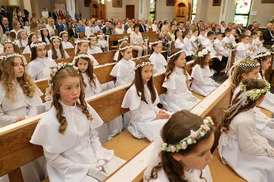 Maj to dla wielu najpiękniejszy miesiąc w roku. W liturgii Kościoła szczególnie wtedy czcimy Maryję oraz radujemy się ze Zmartwychwstania Pańskiego. W niedzielę 8 maja w naszej Katedrze dzieci z klas III doświadczyły równie wielkiej radości po raz pierwszy w pełni uczestnicząc we Mszy Świętej. To niezwykłe spotkanie z Chrystusem w Komunii Świętej zostało poprzedzone przygotowaniem poprzez katechezy w szkole i spotkania w parafii, a także spowiedzią. Poprzez niedzielne Eucharystie o godz. 12.00 i 13.30 celebrowane przez ks. Krzysztofa Gołąbka, proboszcza naszej Katedry, 88 dzieci rozpoczęło wielką przygodę z Jezusem ukrytym w Najświętszym Sakramencie. Towarzyszyli im rodzice, którzy wraz ze swoimi dziećmi przygotowywali się do tego wydarzenia, a także najbliższa rodzina. Posługę w liturgii Mszy Świętej pełniły dzieci pierwszokomunijne oraz ich rodzice.
Wielka radość serc dzieci komunijnych promieniowała na wszystkich uczestników Mszy Świętej i przypominała zebranym na liturgii, że spotkanie z Jezusem Eucharystycznym to przywilej i wielkie szczęście. Czas tej wielkiej radości został przedłużony przez „Biały Tydzień”, w którym dzieci uczestniczyły w wieczornej Eucharystii, przyjmując Jezusa do swoich serc. 

Wszystkim dzieciom, które w tym roku przeżywały swoją Pierwszą Komunię Świętą, życzymy, aby nie gasł w nich zapał do poznawania Jezusa i Jego nauki, a radość, jaka towarzyszyła tym dniom, była nieodłączną towarzyszką ich spotkań z Jezusem w Eucharystii. A s. Julicie i ks. Julianowi dziękujemy za serce włożone w przygotowanie dzieci do tego wielkiego wydarzenia.

fot. Paweł Styka