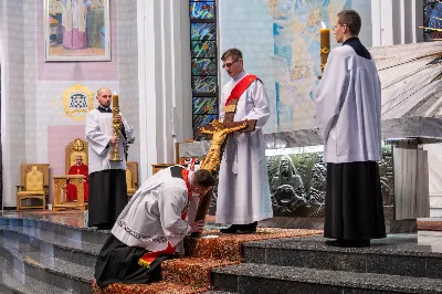 Liturgia Męki Pańskiej rozpoczęła się od procesji wejścia w zupełnej ciszy i gestu prostracji – pokornego padnięcia twarzą do ziemi głównego celebransa – Biskupa Rzeszowskiego Jana Wątroby. Drugim etapem nabożeństwa była Liturgia Słowa. Jej centrum stanowiła Męka Pańska w relacji wg św. Jana – odśpiewana przez ks. Juliana Wybrańca, kl. Dawida Piroga oraz kl. Karola Baraniewicza, z partiami tłumu wykonanymi przez Katedralny Chór Chłopięco-Męski Pueri Cantores Resovienses (tenory i basy), pod dyrekcją ks. dra Andrzeja Widaka we współpracy z Angelą Pacutą i Edytą Kotulą, dyrygentkami chóru.

W homilii bp Jan Wątroba zapraszał do odczytania na nowo sensu krzyża Jezusa i Jego Orędzia.

Trzecią częścią liturgii była adoracja krzyża. W pierwszej kolejności krzyż adorowali poprzez ucałowanie: Ksiądz Biskup, księża z Wyższego Seminarium Duchownego w Rzeszowie, księża katedralni oraz siostry zakonne. Następnie hołd krzyżowi oddali wszyscy wierni, wpatrując się w krzyż trzymany przez ks. Krzysztofa Gołąbka, proboszcza katedry.

Ostatnią częścią liturgii był obrzęd Komunii św. zakończony przeniesieniem Pana Jezusa w monstrancji do tzw. Bożego grobu. W tym roku dekoracja grobu nawiązuje do przeżywanego roku duszpasterskiego pt. „Wierzę w Kościół Chrystusowy”. Projekt autorstwa ks. Pawła Wójcika, wikariusza katedralnego, zachęca do pogłębienia relacji z Jezusem i jak wzywa napis umieszczony na grobie do „zakorzenienia w Kościele Chrystusa”.
fot. Joanna Prasoł 