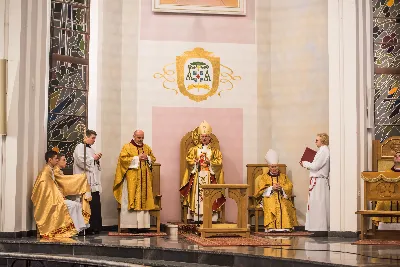 Pasterce w naszej Katedrze przewodniczył bp Jan Wątroba. Czuwanie przed Pasterką prowadziła młodzież naszej parafii. fot. Fotografiarzeszow