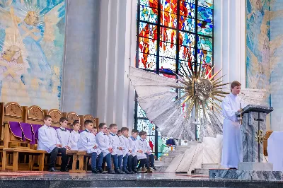 W III niedzielę Wielkiego Postu, 3 marca, podczas Mszy Świętej o godz. 12.00 ks. Krzysztof Gołąbek - proboszcz naszej Katedry, przyjął do grona Liturgicznej Służby Ołtarza dwunastu chłopców. Po odpowiednim przygotowaniu, pod czujnym okiem ks. Pawła Wójcika – opiekuna ministrantów oraz ceremoniarza Rafała Waszczaka i animatorów-praktykantów, otrzymali stopień ministranta choralisty, po raz pierwszy mogli ubrać kołnierzyki, a także otrzymali legitymacje ministranckie. To wielka radość dla naszej parafii. Gratulujemy chłopcom odwagi oraz życzymy wytrwałości w tym pięknym powołaniu, jakim jest służba przy Ołtarzu Pana Jezusa. Podczas Mszy Świętej zaśpiewała Dziewczęca Schola Katedralna.
Zapraszamy wszystkich chętnych chłopców do wstąpienia w szeregi katedralnej Liturgicznej Służby Ołtarza. Zainteresowanych prosimy o kontakt z ks. Pawłem Wójcikiem.
Rafał Waszczak
fot. Joanna Prasoł