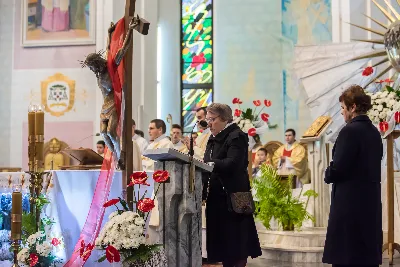 Uroczystość Chrystusa Króla to także święto Akcji Katolickiej i KSM-u. Centralnej uroczystości w Katedrze przewodniczył biskup diecezjalny Jan Wątroba. Eucharystię koncelebrowało 25 księży, wśród nich ks. Stanisław Potera – asystent diecezjalny AK i ks. Tomasz Ryczek – asystent diecezjalny KSM. Po wyznaniu wiary 88 młodych osób złożyło przyrzeczenie Katolickiego Stowarzyszenia Młodzieży. Obrzęd przyrzeczenia prowadził Paweł Grodzki – prezes KSM Diecezji Rzeszowskiej. Ceremonia zakończyła się odśpiewaniem hymnu KSM i zawołaniem: „Przez cnotę, naukę i pracę, służyć Bogu i Ojczyźnie, Gotów!”

Po Komunii św. bp Jan Wątroba, razem z ks. Stanisławem Poterą, wręczył nominacje 20 nowym prezesom oddziałów parafialnych Akcji Katolickiej. Krótkie przemówienia wypowiedzieli kolejno: Jeremi Kalkowski – prezes Zarządu Diecezjalnego Instytutu AK i Paweł Grodzki.

Po Komunii św. wszyscy zebrani uklękli przed Najświętszym Sakramentem. Biskup Ordynariusz odczytał Jubileuszowy Akt Przyjęcia Jezusa Chrystusa za Króla i Pana.

Po Mszy św. bp Jan Wątroba wręczył odznaki i legitymacje nowym członkom KSM.

fot. Fotografiarzeszow