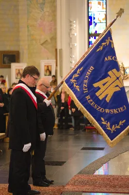 W niedzielę 7 czerwca podczas Mszy Świętej o godz. 12.00 we wspólnocie parafialnej dziękowaliśmy Panu Bogu za 60 lat kapłaństwa ks. inf. Stanisława Maca - pierwszego proboszcza i budowniczego naszej Katedry. fot. Joanna Prasoł, Andrzej Kotowicz