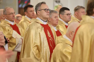 „Eucharystia powinna nas prowadzić do odkrycia kapłańskiej misji Ludu Bożego, kapłańskiej misji każdego z nas” – powiedział Biskup Rzeszowski podczas Mszy Wieczerzy Pańskiej, której przewodniczył w katedrze rzeszowskiej w Wielki Czwartek, 2 kwietnia 2026 r.
Podczas uroczystej liturgii Wielkiego Czwartku w katedrze rzeszowskiej, której przewodniczył bp Jan Wątroba, wierni zostali zaproszeni do refleksji nad tajemnicą Eucharystii, kapłaństwa oraz powołania całego Ludu Bożego do udziału w misji Chrystusa. Na zakończenie homilii biskup zachęcił do szczególnej modlitwy za kapłanów, zwłaszcza tych przeżywających trudności i kryzysy. „Panie Jezu, dobry pasterzu i towarzyszu wędrówki, dziś powierzamy Ci wszystkich kapłanów, ale zwłaszcza tych, którzy przechodzą chwilę kryzysu” – powiedział Biskup Rzeszowski. Wezwał także wspólnotę wiernych do troski o kapłanów poprzez modlitwę, życzliwość i wsparcie.
Wielkoczwartkowa liturgia w katedrze rzeszowskiej stała się nie tylko dziękczynieniem za dar Eucharystii i kapłaństwa, ale także wezwaniem do odnowienia świadomości odpowiedzialności każdego wiernego za życie Kościoła i świadectwo wiary w świecie. fot. ks. Jakub Oczkowicz