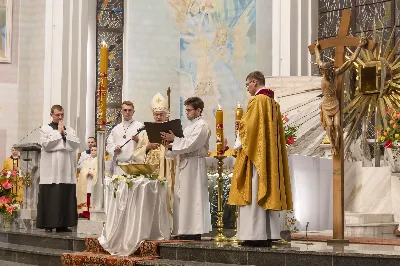 16 kwietnia 2022 r. bp Jan Wątroba przewodniczył liturgii Wigilii Paschalnej w naszej Katedrze. Podczas Mszy Świętej trzy osoby: Justyna, Anna i Nikola przyjęły sakrament chrztu, bierzmowania i Eucharystii.
fot. Joanna Prasoł