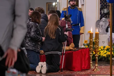 Liturgia Męki Pańskiej rozpoczęła się od procesji wejścia w zupełnej ciszy i gestu prostracji – pokornego padnięcia twarzą do ziemi głównego celebransa – Biskupa Rzeszowskiego Jana Wątroby. Drugim etapem nabożeństwa była Liturgia Słowa. Jej centrum stanowiła Męka Pańska w relacji wg św. Jana – odśpiewana przez ks. Juliana Wybrańca, kl. Dawida Piroga oraz kl. Karola Baraniewicza, z partiami tłumu wykonanymi przez Katedralny Chór Chłopięco-Męski Pueri Cantores Resovienses (tenory i basy), pod dyrekcją ks. dra Andrzeja Widaka we współpracy z Angelą Pacutą i Edytą Kotulą, dyrygentkami chóru.

W homilii bp Jan Wątroba zapraszał do odczytania na nowo sensu krzyża Jezusa i Jego Orędzia.

Trzecią częścią liturgii była adoracja krzyża. W pierwszej kolejności krzyż adorowali poprzez ucałowanie: Ksiądz Biskup, księża z Wyższego Seminarium Duchownego w Rzeszowie, księża katedralni oraz siostry zakonne. Następnie hołd krzyżowi oddali wszyscy wierni, wpatrując się w krzyż trzymany przez ks. Krzysztofa Gołąbka, proboszcza katedry.

Ostatnią częścią liturgii był obrzęd Komunii św. zakończony przeniesieniem Pana Jezusa w monstrancji do tzw. Bożego grobu. W tym roku dekoracja grobu nawiązuje do przeżywanego roku duszpasterskiego pt. „Wierzę w Kościół Chrystusowy”. Projekt autorstwa ks. Pawła Wójcika, wikariusza katedralnego, zachęca do pogłębienia relacji z Jezusem i jak wzywa napis umieszczony na grobie do „zakorzenienia w Kościele Chrystusa”.
fot. Joanna Prasoł 
