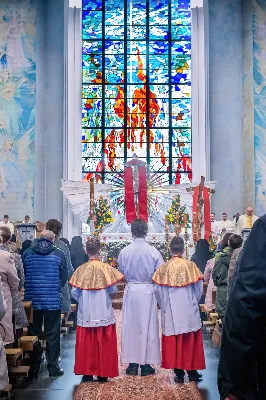 O świcie w Niedzielę Zmartwychwstania została odprawiona uroczysta Mszy św. w rzeszowskiej katedrze. Eucharystię poprzedziła procesja rezurekcyjna z Najświętszym Sakramentem. W oprawie muzycznej celebracji wziął udział katedralny chór chłopięco-męski Pueri Cantores Resovienses oraz katedralna orkiestra dęta.
Dnia 31 marca 2024 r. o godz. 6 w rzeszowskiej katedrze na rozpoczęcie procesji rezurekcyjnej rozbrzmiało zawołanie: „Chrystus zmartwychwstał, prawdziwie zmartwychwstał”. Wyrazem radości paschalnej była procesja z Najświętszym Sakramentem dokoła katedry z udziałem licznie zgromadzonych wiernych, straży grobowej i orkiestry dętej.
Po zakończonej procesji, została odprawiona uroczysta Eucharystia pod przewodnictwem ks. Krzysztofa Gołąbka, prepozyta rzeszowskiej kapituły katedralnej i proboszcza miejscowej wspólnoty parafialnej. Homilię wygłosił ks. Michał Rurak, penitencjarz kapituły, który zachęcał do zgłębiania tajemnicy zmartwychwstania.

„Zmartwychwstania jest czymś jedynym i wyjątkowym w swoim rodzaju. Łatwo napisać i powiedzieć czym zmartwychwstanie nie jest. Ale napisać i powiedzieć czym zmartwychwstanie jest, to zadanie na całe życie, i to nie tylko dla teologa czy księdza. To zadanie dla każdego z nas. Najważniejsze zadanie w życiu, bo ono zdecyduje co z nami będzie” – mówił kaznodzieja.
Ks. Rurak ukazał konsekwencje zmartwychwstania Chrystusa dla każdego wierzącego w kontekście całej historii Boga i człowieka. Mówił: „Zmartwychwstanie nie dotyczy tylko przyszłości, czasu po śmierci. Ono ma także znaczenie dla naszej doczesności. Bo skoro życie ma prowadzić do Zmartwychwstania, to znaczy, że ma wartość samo w sobie, że trzeba je szanować i jak najlepiej przeżyć.”
Na zakończenie Eucharystii transmitowanej przez katolickie Radio „VIA”, katedralny chór chłopięco-męski Pueri Cantores Resovienses pod dyrekcją Aleksandry Fiołek-Matuszewskiej wykonał uroczyste „Alleluja” z oratorium G.F. Haendla. Po zakończonej Mszy św. rezurekcyjnej katedralna orkiestra dęta pod batutą Tadeusza Cielaka odegrała radosne utwory wielkanocne. fot. Joanna Prasoł