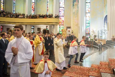 Uroczystość Chrystusa Króla to także święto Akcji Katolickiej i KSM-u. Centralnej uroczystości w Katedrze przewodniczył biskup diecezjalny Jan Wątroba. Eucharystię koncelebrowało 25 księży, wśród nich ks. Stanisław Potera – asystent diecezjalny AK i ks. Tomasz Ryczek – asystent diecezjalny KSM. Po wyznaniu wiary 88 młodych osób złożyło przyrzeczenie Katolickiego Stowarzyszenia Młodzieży. Obrzęd przyrzeczenia prowadził Paweł Grodzki – prezes KSM Diecezji Rzeszowskiej. Ceremonia zakończyła się odśpiewaniem hymnu KSM i zawołaniem: „Przez cnotę, naukę i pracę, służyć Bogu i Ojczyźnie, Gotów!”

Po Komunii św. bp Jan Wątroba, razem z ks. Stanisławem Poterą, wręczył nominacje 20 nowym prezesom oddziałów parafialnych Akcji Katolickiej. Krótkie przemówienia wypowiedzieli kolejno: Jeremi Kalkowski – prezes Zarządu Diecezjalnego Instytutu AK i Paweł Grodzki.

Po Komunii św. wszyscy zebrani uklękli przed Najświętszym Sakramentem. Biskup Ordynariusz odczytał Jubileuszowy Akt Przyjęcia Jezusa Chrystusa za Króla i Pana.

Po Mszy św. bp Jan Wątroba wręczył odznaki i legitymacje nowym członkom KSM.

fot. Fotografiarzeszow