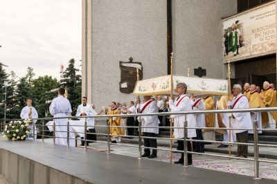 W piątek (11 czerwca) obchodziliśmy Uroczystość Najświętszego Serca Pana Jezusa - nasz odpust parafialny. Dziękujemy za tak liczny udział! Kazania odpustowe wygłosił ks. dziekan Krzysztof Szopa, proboszcz parafii Osobnica, były wikariusz naszej parafii. O godz. 18.00 uroczystej Mszy Świętej przewodniczył bp Jan Ozgi z Kamerunu (wikariusz katedralny w latach 1981-1985). Podczas Mszy Świętej zaśpiewał Katedralny Chór Chłopięco-Męski Pueri Cantores Resovienses i zagrała orkiestra dęta.  fot. Joanna Prasoł