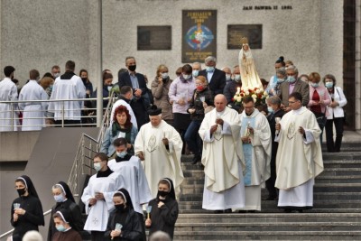 W czwartek 13 maja przeżywaliśmy uroczyste Nabożeństwo Fatimskie. Naszym modlitwom przewodniczył ks. dr Sławomir Jeziorski, prefekt i wykładowca Wyższego Seminarium Duchownego w Rzeszowie. O godz. 18.45 zostały przedstawione prośby i podziękowania do Matki Bożej Fatimskiej, w intencji których sprawowana była także Msza Święta. W koncelebrze uczestniczył ks. Piotr Tarnawski, radca Nuncjatury Apostolskiej w Moskwie, ks. Jan Młynarczyk, emerytowany proboszcz parafii Matki Bożej Królowej Polski i św. Jana Kantego w Sandomierzu i ks. Krzysztof Gołąbek, proboszcz parafii katedralnej i kustosz sanktuarium. Po Mszy Świętej wyruszyła procesja z figurą Matki Bożej. Nabożeństwo zakończył Apel Jasnogórski. fot. Małgorzata Ryndak