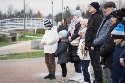 W Wielki Piątek (7 kwietnia) w Parku Papieskim odbyła się Droga Krzyżowa wprowadzająca w przeżywanie Liturgii Męki Pańskiej. Prowadzona była przez wspólnotę Wyższego Seminarium Duchownego w Rzeszowie pod przewodnictwem Biskupa Rzeszowskiego Jana Wątroby. W rozważaniach kolejnych stacji, ks. dr Mateusz Rachwalski, prefekt seminarium, zachęcał do życia zgodnie z nauką wypływającą z krzyża Chrystusowego.
fot. Małgorzata Ryndak