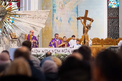 W niedzielę, 18 grudnia 2022 roku, podczas uroczystej Mszy Świętej o godz. 12.00 w Katedrze Rzeszowskiej do grona chórzystów Katedralnego Chóru Chłopięco-Męskiego Pueri Cantores Resovienses dołączyło 20 najmłodszych chłopców.
„Młodziki”, bo tak są nazywani przez starszych kolegów, złożyli przyrzeczenie, że będą godnie reprezentować brać chóralną i śpiewać na chwałę Pana.
Najmłodsi kandydaci na chórzystów zostali wyłonieni podczas rekrutacji prowadzonej przez poprzedniego dyrygenta, Marcina Florczaka, w rzeszowskich szkołach podstawowych jeszcze na wiosnę. Od razu rozpoczęli próby. Intensywnie przez tydzień ćwiczyli swoje głosy razem ze starszymi kolegami podczas corocznego Muzycznego Obozu Szkoleniowo-Wypoczynkowego we Frysztaku, który odbył się początkiem lipca. W wolnych chwilach uczestniczyli w wycieczkach i zajęciach sportowych. Mieli okazję poznać kolegów z chóru i lepiej się poznać.
Obecnie dyrygentkami Katedralnego Chóru Chłopięco-Męskiego Pueri Cantores Resovienses są: Edyta Kotula i Angela Pacuta. 
Po Mszy Świętej Chór wraz z ks. Krzysztofem Gołąbkiem – proboszczem Katedry oraz ks. Julianem Wybrańcem – duszpasterzem Chóru z ramienia biskupa diecezji rzeszowskiej, a także dyrygentkami: Edytą Kotulą i Angelą Pacutą, na stopniach ołtarza Rzeszowskiej Katedry pozował do wspólnego zdjęcia. Następnie chórzyści udali się do sali Jana Pawła II na słodki poczęstunek. 
Za piękne zdjęcia dziękujemy: Fotografia Jola Warchoł