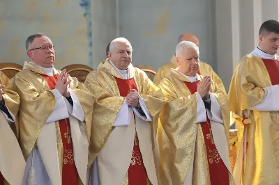 „Eucharystia powinna nas prowadzić do odkrycia kapłańskiej misji Ludu Bożego, kapłańskiej misji każdego z nas” – powiedział Biskup Rzeszowski podczas Mszy Wieczerzy Pańskiej, której przewodniczył w katedrze rzeszowskiej w Wielki Czwartek, 2 kwietnia 2026 r.
Podczas uroczystej liturgii Wielkiego Czwartku w katedrze rzeszowskiej, której przewodniczył bp Jan Wątroba, wierni zostali zaproszeni do refleksji nad tajemnicą Eucharystii, kapłaństwa oraz powołania całego Ludu Bożego do udziału w misji Chrystusa. Na zakończenie homilii biskup zachęcił do szczególnej modlitwy za kapłanów, zwłaszcza tych przeżywających trudności i kryzysy. „Panie Jezu, dobry pasterzu i towarzyszu wędrówki, dziś powierzamy Ci wszystkich kapłanów, ale zwłaszcza tych, którzy przechodzą chwilę kryzysu” – powiedział Biskup Rzeszowski. Wezwał także wspólnotę wiernych do troski o kapłanów poprzez modlitwę, życzliwość i wsparcie.
Wielkoczwartkowa liturgia w katedrze rzeszowskiej stała się nie tylko dziękczynieniem za dar Eucharystii i kapłaństwa, ale także wezwaniem do odnowienia świadomości odpowiedzialności każdego wiernego za życie Kościoła i świadectwo wiary w świecie. fot. ks. Jakub Oczkowicz