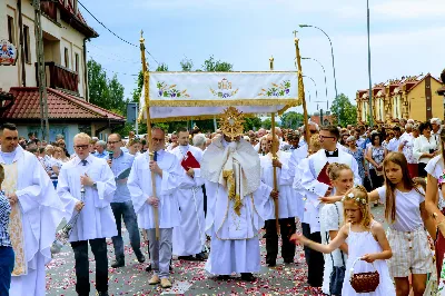 W czwartek w Uroczystość Najświętszego Ciała i Krwi Pańskiej (Boże Ciało) Msza Święta parafialna o godz. 12.00 była sprawowana na osiedlu Drabinianka na placu zieleni między ul. Graniczną i Zieloną. Dziękujemy parafianom za zaangażowanie i pomoc w przygotowaniu ołtarzy: - Ołtarz Mszy Świętej - Spółdzielnia Mieszkaniowa Metalowiec i mieszkańcy ul. Zielonej. - I ołtarz przy kapliczce Matki Bożej Fatimskiej – mieszkańcy bloku ul. Cicha 9. - II ołtarz przy Akademikach – mieszkańcy bloków ul. Cicha 3 i 7. - III ołtarz przed „Energetykiem” mieszkańcy bloku Kwiatkowskiego 5. - IV ołtarz obok bloków ul. Graniczna 4a i 4b – mieszkańcy tychże bloków.  fot. Andrzej Kotowicz