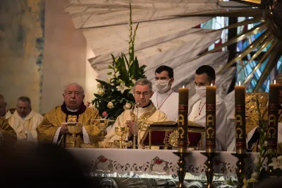 W poniedziałek 18 maja o godz. 18.00 w naszej Katedrze miało miejsce dziękczynienie w stulecie urodzin Karola Wojtyły – św. Jana Pawła II. W tym dniu dziękowaliśmy również i modliliśmy się w intencji naszych Księży Biskupów: Jana – z racji 20. rocznicy sakry biskupiej oraz Kazimierza – z racji 60. rocznicy święceń kapłańskich, a także w intencji naszego Księdza Infułata Stanisława w 60. rocznicę święceń kapłańskich. Eucharystii przewodniczył bp Jan Wątroba. Mszę św. koncelebrowali: bp Kazimierz Górny, bp Edward Białogłowski, infułaci: ks. Stanisław Mac i ks. Wiesław Szurek, księża dziekani oraz duchowni z różnych instytucji diecezji rzeszowskiej.  W Mszy św. uczestniczyły władze państwowe i samorządowe oraz służby mundurowe. fot. Dariusz Kamiński (fotografiarzeszow.com.pl)