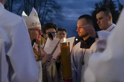 16 kwietnia 2022 r. bp Jan Wątroba przewodniczył liturgii Wigilii Paschalnej w naszej Katedrze. Podczas Mszy Świętej trzy osoby: Justyna, Anna i Nikola przyjęły sakrament chrztu, bierzmowania i Eucharystii.
fot. Joanna Prasoł