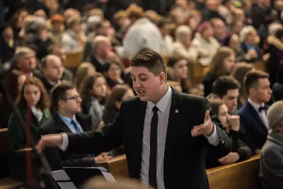 Uroczystość Chrystusa Króla to także święto Akcji Katolickiej i KSM-u. Centralnej uroczystości w Katedrze przewodniczył biskup diecezjalny Jan Wątroba. Eucharystię koncelebrowało 25 księży, wśród nich ks. Stanisław Potera – asystent diecezjalny AK i ks. Tomasz Ryczek – asystent diecezjalny KSM. Po wyznaniu wiary 88 młodych osób złożyło przyrzeczenie Katolickiego Stowarzyszenia Młodzieży. Obrzęd przyrzeczenia prowadził Paweł Grodzki – prezes KSM Diecezji Rzeszowskiej. Ceremonia zakończyła się odśpiewaniem hymnu KSM i zawołaniem: „Przez cnotę, naukę i pracę, służyć Bogu i Ojczyźnie, Gotów!”

Po Komunii św. bp Jan Wątroba, razem z ks. Stanisławem Poterą, wręczył nominacje 20 nowym prezesom oddziałów parafialnych Akcji Katolickiej. Krótkie przemówienia wypowiedzieli kolejno: Jeremi Kalkowski – prezes Zarządu Diecezjalnego Instytutu AK i Paweł Grodzki.

Po Komunii św. wszyscy zebrani uklękli przed Najświętszym Sakramentem. Biskup Ordynariusz odczytał Jubileuszowy Akt Przyjęcia Jezusa Chrystusa za Króla i Pana.

Po Mszy św. bp Jan Wątroba wręczył odznaki i legitymacje nowym członkom KSM.

fot. Fotografiarzeszow