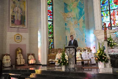 W poniedziałek 18 maja o godz. 18.00 w naszej Katedrze miało miejsce dziękczynienie w stulecie urodzin Karola Wojtyły – św. Jana Pawła II. W tym dniu dziękowaliśmy również i modliliśmy się w intencji naszych Księży Biskupów: Jana – z racji 20. rocznicy sakry biskupiej oraz Kazimierza – z racji 60. rocznicy święceń kapłańskich, a także w intencji naszego Księdza Infułata Stanisława w 60. rocznicę święceń kapłańskich. Eucharystii przewodniczył bp Jan Wątroba. Mszę św. koncelebrowali: bp Kazimierz Górny, bp Edward Białogłowski, infułaci: ks. Stanisław Mac i ks. Wiesław Szurek, księża dziekani oraz duchowni z różnych instytucji diecezji rzeszowskiej.  W Mszy św. uczestniczyły władze państwowe i samorządowe oraz służby mundurowe. fot. Dariusz Kamiński (fotografiarzeszow.com.pl)