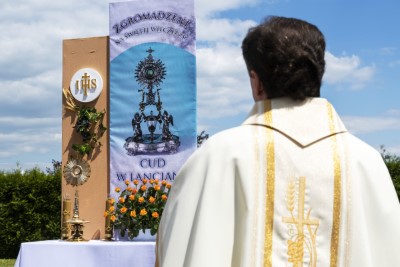 W uroczystość Najświętszego Ciała i Krwi Chrystusa Mszy Świętej w naszej Katedrze przewodniczył ks. proboszcz Krzysztof Gołąbek. Homilię wygłosił ks. Krzysztof Golas - wikariusz katedralny. Po zakończeniu liturgii wyruszyła procesja eucharystyczna do czterech ołtarzy rozmieszczonych wokół Katedry. fot. Joanna Prasoł