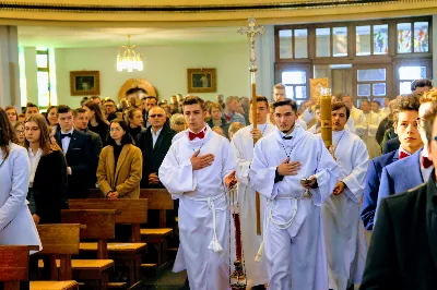 „Jesteśmy na świecie, aby stać pod krzyżem, głosić prawdę o krzyżu i bronić krzyża. W nim jest cała nasza nadzieja” – powiedział bp Jan Wątroba w dniu Uroczystości Jezusa Chrystusa Króla Wszechświata w rzeszowskiej katedrze. Podczas Mszy św. nowi członkowie Katolickiego Stowarzyszenia Młodzieży złożyli przyrzeczenie, a prezesi oddziałów parafialnych Akcji Katolickiej otrzymali nominacje.  Mszy św. przewodniczył bp Jan Wątroba. W koncelebrze uczestniczyli infułaci: ks. Stanisław Mac, ks. Wiesław Szurek i ponad 20 księży, wśród nich ks. Stanisław Potera, asystent diecezjalny Akcji Katolickiej (AK) i ks. Tomasz Ryczek, asystent diecezjalny Katolickiego Stowarzyszenia Młodzieży (KSM).  Po wyznaniu wiary 73 młode osoby złożyły przyrzeczenie Katolickiego Stowarzyszenia Młodzieży.  Po Komunii św. bp Jan Wątroba, razem z ks. Stanisławem Poterą, wręczył nominacje 19 nowym prezesom oddziałów parafialnych Akcji Katolickiej.  Na zakończenie Mszy św. bp Wątroba, na prośbę ks. Krzysztofa Gołąbka, proboszcza parafii katedralnej, wręczył dyplomy ceremoniarza Rafałowi Waszczakowi i Dawidowi Różańskiemu, długoletnim członkom Liturgicznej Służby Ołtarza w parafii katedralnej.  fot. Andrzej Kotowicz