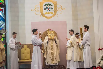 W liturgiczne święto św. Jana Apostoła i Ewangelisty, w katedrze rzeszowskiej duchowni i świeccy modlili się w intencji bp. Jana Wątroby. Eucharystię, której przewodniczył Solenizant, koncelebrowali: bp Kazimierz Górny, bp Edward Białogłowski oraz 56 księży.  fot. Dariusz Kamiński (https://fotografiarzeszow.com.pl)