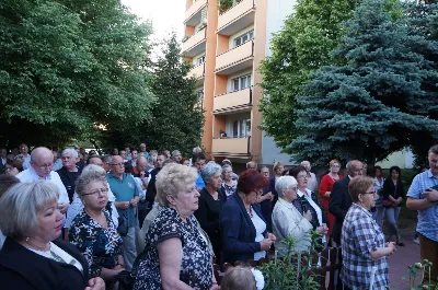 W sobotę 12 maja o godz.19.00 w ramach corocznych nabożeństw majowych przy kapliczkach osiedlowych w naszej parafii, przy ul. Cichej przy figurze Matki Bożej modlitwy poprowadził ks. Krzysztof Gołąbek - proboszcz Katedry. Kantorem był organista Wiesław Siewierski. fot. Rafał Waszczak