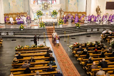 W czwartek 5 listopada o godz. 11.00 Mszą Świętą pogrzebową pożegnaliśmy śp. ks. inf. Stanisława Maca - pierwszego proboszcza i budowniczego Rzeszowskiej Katedry, byłego prepozyta Kapituły Katedralnej i długoletniego dziekana dekanatu Rzeszów – Katedra.  Mszy Świętej przewodniczył bp Jan Wątroba, homilię wygłosił ks. Stanisław Potera. W koncelebrze uczestniczył bp Stanisław Jamrozek - biskup pomocniczy przemyski i ok. 50 księży. fot. Dariusz Kamiński Fotografiarzeszow