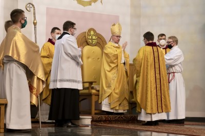 3 kwietnia 2021 r. bp Jan Wątroba przewodniczył liturgii Wigilii Paschalnej w naszej Katedrze. Podczas Mszy Świętej cztery osoby: Patrycja Dominika, Bartłomiej, Dawid Mateusz i Olech przyjęli sakrament chrztu, bierzmowania i Eucharystii.  Neofici przygotowywali się do przyjęcia sakramentów wtajemniczenia chrześcijańskiego w Diecezjalnym Centrum Katechumenatu Dorosłych, które mieści się przy parafii Miłosierdzia Bożego w Rzeszowie (ul. Kardynała K. Wojtyły 114) . Przygotowanie rozpoczyna się we wrześniu i trwa do uroczystości Zesłania Ducha Świętego. Centralnym wydarzeniem formacji jest Wigilia Paschalna, podczas której katechumeni przyjmują sakrament chrztu, bierzmowania i Eucharystii.  fot. Joanna Prasoł 