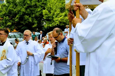 W czwartek w Uroczystość Najświętszego Ciała i Krwi Pańskiej (Boże Ciało) Msza Święta parafialna o godz. 12.00 była sprawowana na osiedlu Drabinianka na placu zieleni między ul. Graniczną i Zieloną. Dziękujemy parafianom za zaangażowanie i pomoc w przygotowaniu ołtarzy: - Ołtarz Mszy Świętej - Spółdzielnia Mieszkaniowa Metalowiec i mieszkańcy ul. Zielonej. - I ołtarz przy kapliczce Matki Bożej Fatimskiej – mieszkańcy bloku ul. Cicha 9. - II ołtarz przy Akademikach – mieszkańcy bloków ul. Cicha 3 i 7. - III ołtarz przed „Energetykiem” mieszkańcy bloku Kwiatkowskiego 5. - IV ołtarz obok bloków ul. Graniczna 4a i 4b – mieszkańcy tychże bloków.  fot. Andrzej Kotowicz