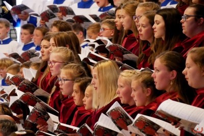 Blisko 1200 chórzystów i orkiestra symfoniczna Filharmonii Podkarpackiej to koncert galowy 9. Krajowego Kongresu Polskiej Federacji Pueri Cantores. 9 września o godz. 19.30 w Katedrze Rzeszowskiej podczas dwugodzinnego koncertu wystąpiły 33 chóry z Polski, Litwy, Łotwy, Ukrainy i Węgier oraz Orkiestra Symfoniczna Filharmonii Podkarpackiej. Muzykami dyrygowali: Wiesław Delimat i Marcin Florczak. Podczas koncertu uczestnicy wysłuchali utworów m.in. Haendla, Haydna oraz hymny kongresów Polskiej Federacji Pueri Cantores. Szczególnie oklaskiwane było premierowe wykonanie hymnu kongresu w Rzeszowie – utwór pt. „Da pacem, Domine” Dominika Lasoty – kompozytora z Rzeszowa. W koncercie uczestniczyli m.in.: bp Jan Wątroba, bp Kazimierz Górny i bp Edward Białogłowski. fot. ks. Tomasz Nowak