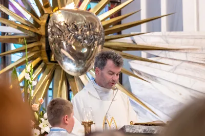 W niedzielę 13 sierpnia przeżywaliśmy kolejne w tym roku Nabożeństwo Fatimskie. O godz. 18.40 zostały przedstawione prośby i podziękowania do Matki Bożej Fatimskiej, w intencji których sprawowana była także Msza Święta. Eucharystii przewodniczył ks. Piotr Fortuna (proboszcz parafii Rzeszów-Matysówka), homilię zaś wygłosił ks. Jan Pyziak (proboszcz parafii Rzeszów-Matysówka w latach 1985-2018). Po Mszy Świętej wyruszyła procesja z figurą Matki Bożej, podczas której modlitwę różańcową prowadzili przedstawiciele parafii Rzeszów-Zalesie wraz ze swoim duszpasterzem ks. Łukaszem Jaskiem. Modlitwę ubogaciła obecność Orkiestry Dętej pod dyrekcją Tadeusza Cielaka. Nabożeństwo zakończył Apel Jasnogórski. fot. Joanna Prasoł