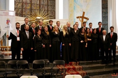 Blisko 1200 chórzystów i orkiestra symfoniczna Filharmonii Podkarpackiej to koncert galowy 9. Krajowego Kongresu Polskiej Federacji Pueri Cantores. 9 września o godz. 19.30 w Katedrze Rzeszowskiej podczas dwugodzinnego koncertu wystąpiły 33 chóry z Polski, Litwy, Łotwy, Ukrainy i Węgier oraz Orkiestra Symfoniczna Filharmonii Podkarpackiej. Muzykami dyrygowali: Wiesław Delimat i Marcin Florczak. Podczas koncertu uczestnicy wysłuchali utworów m.in. Haendla, Haydna oraz hymny kongresów Polskiej Federacji Pueri Cantores. Szczególnie oklaskiwane było premierowe wykonanie hymnu kongresu w Rzeszowie – utwór pt. „Da pacem, Domine” Dominika Lasoty – kompozytora z Rzeszowa. W koncercie uczestniczyli m.in.: bp Jan Wątroba, bp Kazimierz Górny i bp Edward Białogłowski. fot. ks. Tomasz Nowak