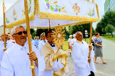 W czwartek w Uroczystość Najświętszego Ciała i Krwi Pańskiej (Boże Ciało) Msza Święta parafialna o godz. 12.00 była sprawowana na osiedlu Drabinianka na placu zieleni między ul. Graniczną i Zieloną. Dziękujemy parafianom za zaangażowanie i pomoc w przygotowaniu ołtarzy: - Ołtarz Mszy Świętej - Spółdzielnia Mieszkaniowa Metalowiec i mieszkańcy ul. Zielonej. - I ołtarz przy kapliczce Matki Bożej Fatimskiej – mieszkańcy bloku ul. Cicha 9. - II ołtarz przy Akademikach – mieszkańcy bloków ul. Cicha 3 i 7. - III ołtarz przed „Energetykiem” mieszkańcy bloku Kwiatkowskiego 5. - IV ołtarz obok bloków ul. Graniczna 4a i 4b – mieszkańcy tychże bloków.  fot. Andrzej Kotowicz