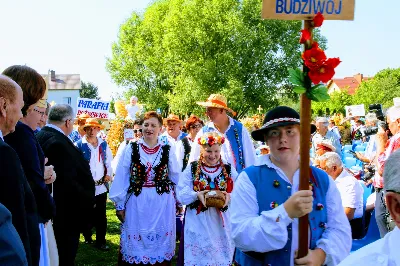 W niedzielę 25.08.2019 r. przy Katedrze Rzeszowskiej odbyły się Dożynki Diecezjalne. Do Parku Papieskiego przyjechało 73 delegacje z wieńcami dożynkowymi. fot. Andrzej Kotowicz