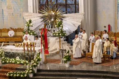 13 maja 1917 r. Matka Boża po raz pierwszy objawiła się w Fatimie trojgu dzieciom: Łucji, Hiacyncie i Franciszkowi, pozostawiając wezwanie do czynienia pokuty i porzucenia grzechu. W odpowiedzi na ten apel, w 105. rocznicę tego wydarzenia wierni licznie zgromadzili się w Katedrze Rzeszowskiej na wspólnej modlitwie do Pani Fatimskiej, prosząc o pokój na świecie, nawrócenie grzeszników i o łaskę stawania się wiernymi uczniami Chrystusa. Pierwsze w tym roku Nabożeństwo Fatimskie rozpoczęło się o godz. 18.30 odśpiewaniem Litanii Loretańskiej oraz przedstawieniem próśb i podziękowań do Matki Bożej Fatimskiej. O godz. 19.00 miała miejsce uroczysta Msza Święta, której przewodniczył bp Stanisław Jamrozek – biskup pomocniczy archidiecezji przemyskiej. Skierował on do zgromadzonych słowo Boże, podkreślając znaczenie wiary w codziennym życiu. Przytoczył słowa papieża Benedykta XVI, który mówił, że „wierzyć to znaczy uznać za prawdę to, czego do końca nie ogarnie nasz umysł. Trzeba przyjąć to, co Bóg nam objawia o sobie, o nas samych i otaczającej nas rzeczywistości, także tej niewidzialnej”. Biskup Stanisław przypomniał wciąż aktualne orędzie Maryi do pokuty, nawrócenia i modlitwy różańcowej. Zwrócił się również do dzieci pierwszokomunijnych, przeżywających swój Biały Tydzień, zachęcając je do modlitwy w ich dziecięcej prostocie i szczerości. Mszę Świętą koncelebrowali ks. Krzysztof Gołąbek – proboszcz parafii katedralnej, ks. Jerzy Buczek – dyrektor Domu Księży Seniorów w Rzeszowie oraz ks. Jakub Nagi – wicedyrektor Radia Via. Ze względu na złe warunki atmosferyczne, w trosce o bezpieczeństwo wiernych, zrezygnowano z procesji z figurą Matki Bożej i relikwiami dzieci fatimskich, która tradycyjnie odbywa się na placu przed Katedrą. Wierni składali swoje intencje przy figurze Matki Bożej Fatimskiej w modlitwie różańcowej, którą poprowadzili ks. Szczepan Węglowski z młodzieżą. Włączyli się w nią także kapłani z dekanatu. Wieczór poświęcony Matce Bożej Fatimskiej zakończyło wspólne odśpiewanie Apelu Jasnogórskiego, po którym jeszcze przez godzinę trwała adoracja Najświętszego Sakramentu. W posługę muzyczną podczas Eucharystii włączyli się Katedralny Chór Chłopięco-Męski Pueri Cantores Resovienses pod dyrekcją Marcina Florczaka oraz orkiestra dęta prowadzona przez Tadeusza Cielaka. Kolejne Nabożeństwa Fatimskie odbędą się w każdy 13. dzień miesiąca do października. Angelika Karnasiewicz fot. Joanna Prasoł