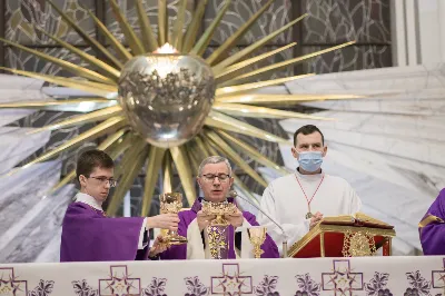 2 marca 2022 r., w Środę Popielcową, bp Jan Wątroba przewodniczył wieczornej Mszy Świętej w naszej Katedrze. W koncelebrze uczestniczyli m.in. ks. Krzysztof Gołąbek - proboszcz parafii katedralnej i o. Andrzej Derdziuk - tegoroczny rekolekcjonista katedralny. Śpiew podczas liturgii prowadziła Katedralna Schola Liturgiczna. fot. Małgorzata Ryndak