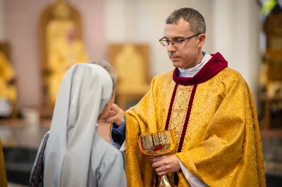 „Na swoje życie i swoje kapłaństwo trzeba popatrzeć w świetle Bożej miłości. Inaczej go nie pojmiemy ani my, ani ci, którzy będą na nas patrzeć” – mówił bp Jan Wątroba podczas Mszy św. z udzieleniem święceń prezbiteratu. 4 czerwca 2022 r. w kościele katedralnym jedenastu diakonów diecezji rzeszowskiej przyjęło sakrament kapłaństwa.
Do grona neoprezbiterów diecezji rzeszowskiej należą: ks. Sebastian Bełz z parafii w Nienadówce, ks. Krzysztof Lampart z parafii w Rudnej Wielkiej, ks. Mateusz Łachmanek z parafii w Lipinkach, ks. Karol Migut z parafii w Jasionce, ks. Marcin Murawski z parafii katedralnej w Rzeszowie, ks. Adrian Pazdan z parafii w Zagorzycach, ks. Tomasz Sienicki z parafii w Bieździedzy, ks. Dominik Świeboda z parafii w Palikówce, ks. Piotr Wąsacz z parafii bł. Władysława Findysza w Rzeszowie, ks. Mateusz Wojtuń z parafii w Święcanach oraz ks. Wiktor Zoła z parafii w Cieklinie.
Mszy św. przewodniczył i święceń udzielił bp Jan Wątroba. Eucharystię koncelebrowało około osiemdziesięciu księży, m.in: przełożeni Wyższego Seminarium Duchownego w Rzeszowie oraz proboszczowie i wikariusze z parafii rodzinnych neoprezbiterów. W Mszy św. uczestniczył abp Edward Nowak, bp Kazimierz Górny i bp Edward Białogłowski.
Zebranych w kościele katedralnym powitał ks. Krzysztof Gołąbek, proboszcz parafii.
W homilii bp Jan Wątroba nawiązał do słów z Ewangelii według św. Jana w których Chrystus tłumaczy co to znaczy być dobrym pasterzem. „Być kapłanem w Kościele Chrystusowym to znaczy mieć udział w Jego pasterskiej misji i stale upodabniać się do Dobrego Pasterza, który zna owce, karmi je, broni i jest gotów oddać życie dla ich dobra” – mówił hierarcha.
Po homilii odbył się obrzędy święceń: przyrzeczenie czci i posłuszeństwa Biskupowi Ordynariuszowi, Litania do Wszystkich Świętych podczas której kandydaci leżeli krzyżem, nałożenie rąk, modlitwa święceń oraz namaszczenie rąk krzyżmem i wręczenie chleba i wina. Podczas Liturgii Eucharystycznej nowo wyświęceni po raz pierwszy wyciągnęli dłonie nad chlebem i winem wypowiadając słowa konsekracji.
Na zakończenie Mszy św. ks. Tomasz Sienicki, podziękował w imieniu nowo wyświęconych wszystkim, którzy przyczynili się do przygotowania ich do kapłaństwa. Słowa wdzięczności, m.in. przełożonym Wyższego Seminarium Duchownego w Rzeszowie i rodzicom neoprezbiterów, wypowiedział bp Jan Wątroba. 
W drodze do zakrystii neoprezbiterzy zatrzymali się przy figurze Matki Bożej Fatimskiej zawierzając swoje kapłaństwo Matce Bożej.
W niedzielę, 5 czerwca, w Uroczystość Zesłania Ducha Świętego, neoprezbiterzy będą sprawować w swoich rodzinnych parafiach uroczyste Msze św. prymicyjne, a w najbliższych tygodniach otrzymają skierowania do parafii.

Fot. ks. Jakub Nagi oraz biala-wrona.pl
