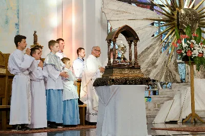 W czwartek 13 czerwca przeżywaliśmy uroczyste Nabożeństwo Fatimskie. Naszym modlitwom przewodniczył ks. Tadeusz Pindara. Kazanie wygłosił ks. Paweł Blat. O godz. 18.40 zostały przedstawione prośby i podziękowania do Matki Bożej Fatimskiej, w intencji których sprawowana była także Msza Święta. Po Mszy Świętej wyruszyła procesja z figurą Matki Bożej i relikwiami świętych Dzieci Fatimskich. Nabożeństwo zakończył Apel Jasnogórski. Dziękujemy parafii pw. Matki Bożej Częstochowskiej (Drabinianka) w Rzeszowie za przygotowanie liturgii oraz parafii pw. Miłosierdzia Bożego (Biała) za prowadzenie modlitwy różańcowej. fot. Joanna Prasoł 