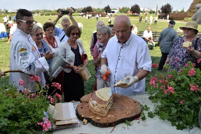 „Wierność ideałom jest gwarantem tego, że nie pogubimy się życiowo, nie skompromitujemy się i w naszym polskim domu będziemy gospodarzami, a nie najemnikami” – mówił podczas Dożynek Diecezjalnych bp Edward Białogłowski. 28 sierpnia 2022 r. do Parku Papieskiego w Rzeszowie przyjechało ponad 60 delegacji z wieńcami.

Do Parku Papieskiego w Rzeszowie przyjechało ponad 60 delegacji z parafii diecezji rzeszowskiej z wieńcami żniwnymi. Tegoroczną obsługę dożynek, w tym przygotowanie liturgii, zapewnili wierni i duszpasterze z Diecezjalnego Sanktuarium św. Józefa w Rzeszowie i dekanatu Rzeszów Północ. Przed Mszą św. odbył się program słowno-muzyczny w wykonaniu Diakonii Muzycznej z parafii św. Józefa w Rzeszowie.

Przed rozpoczęciem Mszy św. ks. Jerzy Uchman, diecezjalny duszpasterz rolników, przywitał przybyłych do Rzeszowa rolników, ogrodników, sadowników i pszczelarzy, wśród nich starostów dożynek: Aleksandrę i Bartłomieja Kędziorów z parafii pw. św. Józefa w Rzeszowie, a także obecnych na Mszy św. parlamentarzystów, władze państwowe i samorządowe, służby mundurowe oraz poczty sztandarowe.

Eucharystii przewodniczył bp Kazimierz Górny. W koncelebrze uczestniczył bp Edward Białogłowski, ks. infułat Wiesław Szurek oraz blisko dwudziestu księży.

Homilię wygłosił bp Edward Białogłowski.

„Dziękujemy Bogu za rolników, którzy mimo różnych trudności i przeciwności, które dotykają polską wieś, trwają przy rodzinnych gospodarstwach. Pochylają się nad rolą, która wydaje chleb i różne rośliny, warzywa, owoce i kwiaty. Dziękujemy wam, gospodynie i gospodarze, starsi i młodzi, za troskę i bezpieczeństwo żywnościowe naszego kraju oraz za zapasy żywnościowe, które są sprzedawane do innych krajów, a także wspomagają naszych sąsiadów borykających się, czy uciekających ze swojego kraju przed wojną do naszej ojczyzny, aby znaleźć tutaj bezpieczny kąt” – mówił bp Edward Białogłowski.

Biskup Białogłowski kierując do zebranych słowa zachęty pytał:

„Czy wasze domu rozbrzmiewają codzienną modlitwą dziękczynną i błagalną? Czy niedziela dla waszych domowników jest dniem świętym, z udziałem we Mszy św., z rodzinnym posiłkiem, z rozmową o waszej rodzinie, o jej troskach i radościach, o gospodarstwie, jego przyszłości i o przyszłości naszej ojczyzny? Zapalajcie ducha młodego pokolenia do życia ideałami: Bóg, honor, ojczyzna (…) Wierność ideałom jest gwarantem tego, że nie pogubimy się życiowo, nie skompromitujemy się i w naszym polskim domu będziemy gospodarzami, a nie najemnikami” – mówił bp Białogłowski.

Po błogosławieństwie poszczególne delegacje zaprezentowały swoje wieńce.

ks. Jakub Nagi
fot. ks. Tomasz Nowak