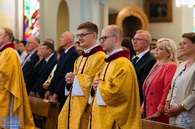 27 maja 2023 r. w Katedrze Rzeszowskiej sześciu diakonów naszej diecezji przyjęło sakrament kapłaństwa.
Do grona neoprezbiterów diecezji rzeszowskiej należą: ks. Mikołaj Czurczak z parafii pw. Znalezienia Krzyża Świętego w Niebylcu, ks. Sebastian Drzał z parafii pw. Miłosierdzia Bożego w Łukawcu, ks. Damian Knapik z parafii pw. Najświętszego Serca Pana Jezusa w Pagorzynie, ks. Michał Mycek z parafii pw. Narodzenia Najświętszej Maryi Panny w Sędziszowie Małopolskim, ks. Jakub Ochoński z parafii pw. Św. Michała Archanioła w Rzeszowie, ks. Rafał Szpunar z parafii pw. Św. Stanisława Kostki w Jasionce.
Mszy św. przewodniczył i święceń udzielił biskup Jan Wątroba. Eucharystię koncelebrowało około 70 księży, m.in: przełożeni Wyższego Seminarium Duchownego w Rzeszowie oraz proboszczowie i wikariusze z parafii rodzinnych neoprezbiterów. W Eucharystii uczestniczył arcybiskup Edward Nowak, biskup Kazimierz Górny i biskup Edward Białogłowski.
W niedzielę, 28 maja, w Uroczystość Zesłania Ducha Świętego, neoprezbiterzy będą sprawować w swoich rodzinnych parafiach uroczyste Msze św. prymicyjne, a w najbliższych tygodniach otrzymają skierowania do parafii. 
fot. Piotr Szorc