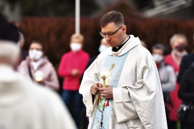 W czwartek 13 maja przeżywaliśmy uroczyste Nabożeństwo Fatimskie. Naszym modlitwom przewodniczył ks. dr Sławomir Jeziorski, prefekt i wykładowca Wyższego Seminarium Duchownego w Rzeszowie. O godz. 18.45 zostały przedstawione prośby i podziękowania do Matki Bożej Fatimskiej, w intencji których sprawowana była także Msza Święta. W koncelebrze uczestniczył ks. Piotr Tarnawski, radca Nuncjatury Apostolskiej w Moskwie, ks. Jan Młynarczyk, emerytowany proboszcz parafii Matki Bożej Królowej Polski i św. Jana Kantego w Sandomierzu i ks. Krzysztof Gołąbek, proboszcz parafii katedralnej i kustosz sanktuarium. Po Mszy Świętej wyruszyła procesja z figurą Matki Bożej. Nabożeństwo zakończył Apel Jasnogórski. fot. Małgorzata Ryndak