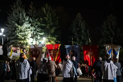 Ponad 100 lat temu, w roku 1917 r. w Fatimie, Matka Boża każdego 13. dnia miesiąca od maja do października objawiała się trójce dzieci: Łucji, Hiacyncie i Franciszkowi. Prosiła ich wówczas o odmawianie modlitwy różańcowej w intencji pokoju na świecie i nawrócenia grzeszników. Wzorem tych wydarzeń w wielu parafiach w Polsce i na świecie prowadzone są nabożeństwa fatimskie. Nie inaczej jest w rzeszowskiej katedrze, gdzie 13 października zakończono cykl tegorocznych spotkań modlitewnych przy figurze Pani Fatimskiej. Wieczór fatimski rozpoczął się o godz. 18:40 odczytaniem próśb i podziękowań do Matki Bożej Fatimskiej. Wcześniej wierni mogli skorzystać z sakramentu pokuty. O godz. 19:00 odprawiono uroczystą Mszę Świętą, której przewodniczył ks. Andrzej Szpaczyński – ojciec duchowny w Wyższym Seminarium Duchownym w Rzeszowie. Wygłosił on także homilię, w której nawiązał do liturgii słowa z dnia, przyrównując ją do myślenia współczesnego człowieka. „Jezus mówi do nas «Kto nie jest ze mną, jest przeciwko mnie». Można pomyśleć: jestem teraz w kościele, modlę się, spowiadam, przyjmuję sakramenty, ale czy rzeczywiście jestem z Jezusem czy tylko z Nim bywam? Czy jestem w Jego obecności cały czas czy jedynie bywam z Nim przez pewne chwile w ciągu dnia? Być z Jezusem to być po Jego stronie, mieć podobne myślenie, jak On, które przejawia się w czynach, podejmowanych decyzjach, a także w patrzeniu na drugiego. To wiara jest filtrem, który pozwala zobaczyć w drugim człowieku nie przeciwnika, ale brata – nawet jeśli jest on inny lub myśli inaczej. Wiara może pomagać wchodzić z nim w relację. Warto zadać sobie pytanie: czy mam w sobie ten filtr, ten sposób patrzenia, dzięki któremu jestem po stronie Jezusa?”. Następnie celebrans przywołał wydarzenia z portugalskiego miasteczka: „Choć nie jesteśmy świadkami cudu słońca, który zobaczył dziesięciotysięczny tłum 13 października 1917 w Fatimie, to słyszymy dzisiaj wezwanie do nawrócenia i pokuty. Każdy z nas jest wezwany, by się nawracać. Być może nawróceniu powinno ulec nasze spojrzenie na innych, by zobaczyć w nich dobro, a na świat patrzeć z wiarą”. Mszę Świętą koncelebrowali ks. Bogusław Babiarz – dyrektor administracyjny WSD w Rzeszowie, ks. Krzysztof Gołąbek – proboszcz parafii katedralnej oraz ks. Michał Rurak – katedralny wikariusz. Posługę w czasie liturgii pełnili alumni rzeszowskiego seminarium, którzy wraz z diakonem Łukaszem prowadzili także modlitwę różańcową z rozważaniami opartymi o historię błogosławionej rodziny Ulmów. Korzystając z ciepłej, jesiennej pogody po zakończonej Mszy Świętej odbyła się procesja na placu przed świątynią z figurą Pani Fatimskiej. Wierni z świecami w rękach zawierzali siebie, swoje rodziny i wszelkie troski w modlitwie różańcowej. Duchowo łączyli się z nimi słuchacze katolickiego radia VIA, które transmitowało całe nabożeństwo. Przed wyśpiewaniem Apelu Jasnogórskiego ks. Krzysztof, proboszcz parafii katedralnej, podsumował tegoroczne nabożeństwa fatimskie, dziękując wiernym za uczestnictwo w uwielbieniu Boga za przyczyną Pani Fatimskiej. W sposób szczególny podziękowania skierował do braci alumnów z roku propedeutycznego, życząc, aby modlitwa przy figurze Matki Bożej z Fatimy umacniała rozeznawanie drogi ich powołania. Wyrazy wdzięczności popłynęły w stronę kapłanów z dekanatu Rzeszów-Katedra, sióstr zakonnych, orkiestry pod batutą Tadeusza Cielaka, która uświetniała każde z tegorocznych nabożeństw oraz słuchaczy katolickiego radia VIA. Do godz. 22:00 w świątyni trwała adoracja Najświętszego Sakramentu, w której wierni licznie uczestniczyli. Od listopada do kwietnia 13. dnia miesiąca w świątyni katedralnej prowadzona jest modlitwa różańcowa przy figurze Matki Bożej Fatimskiej o godz. 17:30. Niech wezwanie Maryi do codziennej modlitwy różańcowej przyświeca nam nie tylko w październiku i przy okazji nabożeństw fatimskich, ale każdego dnia. 
tekst: Angelika Karnasiewicz 
fot. Jola Warchoł