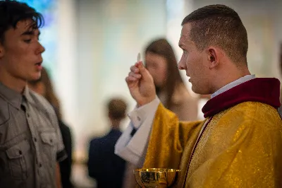 „Na swoje życie i swoje kapłaństwo trzeba popatrzeć w świetle Bożej miłości. Inaczej go nie pojmiemy ani my, ani ci, którzy będą na nas patrzeć” – mówił bp Jan Wątroba podczas Mszy św. z udzieleniem święceń prezbiteratu. 4 czerwca 2022 r. w kościele katedralnym jedenastu diakonów diecezji rzeszowskiej przyjęło sakrament kapłaństwa.
Do grona neoprezbiterów diecezji rzeszowskiej należą: ks. Sebastian Bełz z parafii w Nienadówce, ks. Krzysztof Lampart z parafii w Rudnej Wielkiej, ks. Mateusz Łachmanek z parafii w Lipinkach, ks. Karol Migut z parafii w Jasionce, ks. Marcin Murawski z parafii katedralnej w Rzeszowie, ks. Adrian Pazdan z parafii w Zagorzycach, ks. Tomasz Sienicki z parafii w Bieździedzy, ks. Dominik Świeboda z parafii w Palikówce, ks. Piotr Wąsacz z parafii bł. Władysława Findysza w Rzeszowie, ks. Mateusz Wojtuń z parafii w Święcanach oraz ks. Wiktor Zoła z parafii w Cieklinie.
Mszy św. przewodniczył i święceń udzielił bp Jan Wątroba. Eucharystię koncelebrowało około osiemdziesięciu księży, m.in: przełożeni Wyższego Seminarium Duchownego w Rzeszowie oraz proboszczowie i wikariusze z parafii rodzinnych neoprezbiterów. W Mszy św. uczestniczył abp Edward Nowak, bp Kazimierz Górny i bp Edward Białogłowski.
Zebranych w kościele katedralnym powitał ks. Krzysztof Gołąbek, proboszcz parafii.
W homilii bp Jan Wątroba nawiązał do słów z Ewangelii według św. Jana w których Chrystus tłumaczy co to znaczy być dobrym pasterzem. „Być kapłanem w Kościele Chrystusowym to znaczy mieć udział w Jego pasterskiej misji i stale upodabniać się do Dobrego Pasterza, który zna owce, karmi je, broni i jest gotów oddać życie dla ich dobra” – mówił hierarcha.
Po homilii odbył się obrzędy święceń: przyrzeczenie czci i posłuszeństwa Biskupowi Ordynariuszowi, Litania do Wszystkich Świętych podczas której kandydaci leżeli krzyżem, nałożenie rąk, modlitwa święceń oraz namaszczenie rąk krzyżmem i wręczenie chleba i wina. Podczas Liturgii Eucharystycznej nowo wyświęceni po raz pierwszy wyciągnęli dłonie nad chlebem i winem wypowiadając słowa konsekracji.
Na zakończenie Mszy św. ks. Tomasz Sienicki, podziękował w imieniu nowo wyświęconych wszystkim, którzy przyczynili się do przygotowania ich do kapłaństwa. Słowa wdzięczności, m.in. przełożonym Wyższego Seminarium Duchownego w Rzeszowie i rodzicom neoprezbiterów, wypowiedział bp Jan Wątroba. 
W drodze do zakrystii neoprezbiterzy zatrzymali się przy figurze Matki Bożej Fatimskiej zawierzając swoje kapłaństwo Matce Bożej.
W niedzielę, 5 czerwca, w Uroczystość Zesłania Ducha Świętego, neoprezbiterzy będą sprawować w swoich rodzinnych parafiach uroczyste Msze św. prymicyjne, a w najbliższych tygodniach otrzymają skierowania do parafii.

Fot. ks. Jakub Nagi oraz biala-wrona.pl
