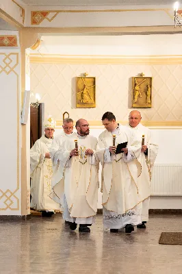 „Nasza wdzięczność jest szczególna wobec osób konsekrowanych za ich czytelne świadectwo wiary i za to, że żyjąc wiarą na co dzień ukazują chrystusowy styl życia” – mówił biskup Jan Wątroba podczas Mszy św. w katedrze rzeszowskiej w święto Ofiarowania Pańskiego. W Eucharystii, z okazji swojego święta patronalnego, uczestniczyły osoby konsekrowane posługujące w diecezji rzeszowskiej.
Mszy św. w katedrze rzeszowskiej przewodniczył bp Jan Wątroba, który modlił się w intencji osób konsekrowanych, przeżywających w święto Ofiarowania Pańskiego (02.02.) swoje święto patronalne. Eucharystię koncelebrował ks. Stanisław Kamiński, wikariusz biskupi ds. zakonnych, a także 9 kapłanów.
Na początku Mszy św. ks. Stanisław Kamiński powitał zebranych i wprowadził w przeżywaną liturgię. Następnie odbył się obrzęd błogosławieństwa świec i procesja z dolnego kościoła do głównej części katedry rzeszowskiej
Homilię wygłosił bp Jan Wątroba, który w pierwszej części, odnosząc się do przeżywanego święta, nawiązał do postawy Matki Najświętszej i św. Józefa. „Maryja uczy nas, że wierność Bogu oznacza wypełnianie prawa Bożego. Ona wypełniła wszystko bez wyjątku. Choć sama nie potrzebowała oczyszczenia, pozostała jednak posłuszna prawu. Skromna, prosta, uboga kobieta, poddana Bogu. W postawie Maryi i Józefa można dostrzec piękną lekcję dla rodziców i wychowawców. Rodzice powinni przedstawiać, czyli zawierzać swoje dzieci Panu Bogu. To jest gest wdzięczności wobec Stwórcy, a także znak wielkiej pokory wobec niełatwej misji rodzicielskiej i wychowawczej. Pełny rozwój człowieka dokonuje się dzięki Bożej łasce, a rodzice powinni się czuć narzędziem Bożej łaski, dlatego powinni często błogosławić swoje dzieci, modlić się za nie i z nimi oraz wciąż na nowo zawierzać je Panu Bogu” – mówił bp Wątroba.
Biskup Rzeszowski odnosząc się do obchodzonego Dnia życia konsekrowanego powiedział: „Trzy elementy wspólnoty: słowo, wierność i otwarcie na Ducha Świętego stanowią istotę życia każdej osoby konsekrowanej. Rozważać słowo Boże, trwać wiernie na modlitwie i być otwartym na to, co Duch Święty chce nam powiedzieć, to wypełnić powołanie do życia konsekrowanego, a jednocześnie wyznać wiarę w Kościół Chrystusowy. Nasza wdzięczność jest szczególna wobec osób konsekrowanych za ich czytelne świadectwo wiary i za to, że żyjąc wiarą na co dzień ukazują chrystusowy styl życia. Towarzyszą nam przez swoją pełną zatroskania miłosierną obecność, ale także przez milczącą obecność przepełnioną modlitwą w intencjach Kościoła, świata, a także poszczególnych osób i wspólnot”.
Po homilii osoby konsekrowane zgromadzone w katedrze odnowiły swoje przyrzeczenia.
Na zakończenie liturgii s. Agata Jakieła CSFN, referentka diecezjalna ds. życia konsekrowanego, podziękowała bp. Janowi Wątrobie za przewodniczenie liturgii i modlitwę w intencji osób życia konsekrowanego.
W Eucharystii w rzeszowskiej katedrze uczestniczyło prawie 100 osób życia konsekrowanego, a pośród nich ojcowie i bracia zakonni, siostry zakonne, wdowy i dziewice konsekrowane oraz członkowie instytutów świeckich. Śpiewy podczas liturgii wykonała Katedralna Schola Liturgiczna pod dyrekcją ks. Juliana Wybrańca, a przy organach zasiadł katedralny organista – Wiesław Siewierski. 

fot. Jola Warchoł