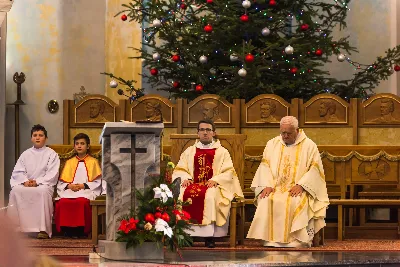 W niedzielę Chrztu Pańskiego, uroczystą Mszą Świętą, przy wypełnionej po brzegi Katedrze, zakończyliśmy okres Bożego Narodzenia. Podczas Mszy Świętej śpiewał nasz Katedralny Chór Chłopięco-Męski Pueri Cantores Resovienses pod dyrekcją Marcina Florczaka. Po zakończonej liturgii odbył się koncert kolęd w wykonaniu naszego Chóru. W programie znalazły się kolędy, pastorałki i pieśni bożonarodzeniowe polskie i zagraniczne, m.in. "Lulajże, Jezuniu" w aranżacji Dominika Lasoty, "Za Gwiazdą" w opracowaniu Jana Maklakiewicza, "Mary, did You know?" Marka Lowry’ego i Buddy’ego Greene’a, "Gaudete" Briana Keya, "Angels we have heard on high" Stevena Strite’a. Koncert spotkał się z ogromnym entuzjazmem publiczności, która nagrodziła wykonawców brawami na stojąco. W zamian chórzyści odwdzięczyli się bisami.  fot. Dariusz Kamiński