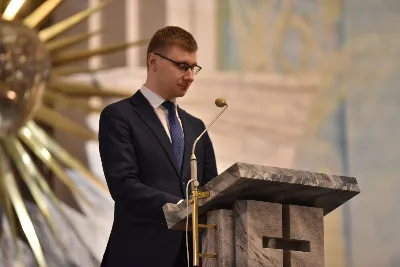 Mszy św. w Środę Popielcową na rozpoczęcie Wielkiego Postu w katedrze rzeszowskiej przewodniczył bp Jan Wątroba. Eucharystię koncelebrowali: ks. Łukasz Cyrnek, ks. Krzysztof Golas, ks. Krzysztof Gołąbek, ks. Sławomir Jeziorski, ks. Dominik Kiełb, ks. Jakub Nagi i ks. Nikodem Rybczyk.
Homilię wygłosił ks. Julian Wybraniec, wikariusz parafii katedralnej. Kaznodzieja w rozważaniu mówił o symbolice popiołu, którym w Środę Popielcową posypuje się głowy uczestników liturgii.
Po homilii odbył się obrzęd wybrania i wpisania imion do księgi katechumenów dwóch kobiet, które, jako dorosłe, przygotowują się do przyjęcia sakramentów inicjacji chrześcijańskiej.
Następnie odbył się obrzęd posypania popiołem.
Podczas Mszy św. posługę muzyczną pełniła Katedralna Schola Liturgiczna. Eucharystia była transmitowana przez Katolickie Radio VIA.
fot. ks. Jakub Oczkowicz
