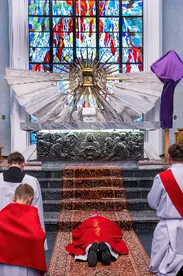 Liturgia Męki Pańskiej rozpoczęła się od procesji wejścia w zupełnej ciszy i gestu prostracji – pokornego padnięcia twarzą do ziemi głównego celebransa – Biskupa Rzeszowskiego Jana Wątroby. Drugim etapem nabożeństwa była Liturgia Słowa. Jej centrum stanowiła Męka Pańska w relacji wg św. Jana – odśpiewana przez ks. Juliana Wybrańca, kl. Dawida Piroga oraz kl. Karola Baraniewicza, z partiami tłumu wykonanymi przez Katedralny Chór Chłopięco-Męski Pueri Cantores Resovienses (tenory i basy), pod dyrekcją ks. dra Andrzeja Widaka we współpracy z Angelą Pacutą i Edytą Kotulą, dyrygentkami chóru.

W homilii bp Jan Wątroba zapraszał do odczytania na nowo sensu krzyża Jezusa i Jego Orędzia.

Trzecią częścią liturgii była adoracja krzyża. W pierwszej kolejności krzyż adorowali poprzez ucałowanie: Ksiądz Biskup, księża z Wyższego Seminarium Duchownego w Rzeszowie, księża katedralni oraz siostry zakonne. Następnie hołd krzyżowi oddali wszyscy wierni, wpatrując się w krzyż trzymany przez ks. Krzysztofa Gołąbka, proboszcza katedry.

Ostatnią częścią liturgii był obrzęd Komunii św. zakończony przeniesieniem Pana Jezusa w monstrancji do tzw. Bożego grobu. W tym roku dekoracja grobu nawiązuje do przeżywanego roku duszpasterskiego pt. „Wierzę w Kościół Chrystusowy”. Projekt autorstwa ks. Pawła Wójcika, wikariusza katedralnego, zachęca do pogłębienia relacji z Jezusem i jak wzywa napis umieszczony na grobie do „zakorzenienia w Kościele Chrystusa”.
fot. Joanna Prasoł 