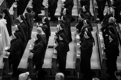 „Nasza wdzięczność jest szczególna wobec osób konsekrowanych za ich czytelne świadectwo wiary i za to, że żyjąc wiarą na co dzień ukazują chrystusowy styl życia” – mówił biskup Jan Wątroba podczas Mszy św. w katedrze rzeszowskiej w święto Ofiarowania Pańskiego. W Eucharystii, z okazji swojego święta patronalnego, uczestniczyły osoby konsekrowane posługujące w diecezji rzeszowskiej.
Mszy św. w katedrze rzeszowskiej przewodniczył bp Jan Wątroba, który modlił się w intencji osób konsekrowanych, przeżywających w święto Ofiarowania Pańskiego (02.02.) swoje święto patronalne. Eucharystię koncelebrował ks. Stanisław Kamiński, wikariusz biskupi ds. zakonnych, a także 9 kapłanów.
Na początku Mszy św. ks. Stanisław Kamiński powitał zebranych i wprowadził w przeżywaną liturgię. Następnie odbył się obrzęd błogosławieństwa świec i procesja z dolnego kościoła do głównej części katedry rzeszowskiej
Homilię wygłosił bp Jan Wątroba, który w pierwszej części, odnosząc się do przeżywanego święta, nawiązał do postawy Matki Najświętszej i św. Józefa. „Maryja uczy nas, że wierność Bogu oznacza wypełnianie prawa Bożego. Ona wypełniła wszystko bez wyjątku. Choć sama nie potrzebowała oczyszczenia, pozostała jednak posłuszna prawu. Skromna, prosta, uboga kobieta, poddana Bogu. W postawie Maryi i Józefa można dostrzec piękną lekcję dla rodziców i wychowawców. Rodzice powinni przedstawiać, czyli zawierzać swoje dzieci Panu Bogu. To jest gest wdzięczności wobec Stwórcy, a także znak wielkiej pokory wobec niełatwej misji rodzicielskiej i wychowawczej. Pełny rozwój człowieka dokonuje się dzięki Bożej łasce, a rodzice powinni się czuć narzędziem Bożej łaski, dlatego powinni często błogosławić swoje dzieci, modlić się za nie i z nimi oraz wciąż na nowo zawierzać je Panu Bogu” – mówił bp Wątroba.
Biskup Rzeszowski odnosząc się do obchodzonego Dnia życia konsekrowanego powiedział: „Trzy elementy wspólnoty: słowo, wierność i otwarcie na Ducha Świętego stanowią istotę życia każdej osoby konsekrowanej. Rozważać słowo Boże, trwać wiernie na modlitwie i być otwartym na to, co Duch Święty chce nam powiedzieć, to wypełnić powołanie do życia konsekrowanego, a jednocześnie wyznać wiarę w Kościół Chrystusowy. Nasza wdzięczność jest szczególna wobec osób konsekrowanych za ich czytelne świadectwo wiary i za to, że żyjąc wiarą na co dzień ukazują chrystusowy styl życia. Towarzyszą nam przez swoją pełną zatroskania miłosierną obecność, ale także przez milczącą obecność przepełnioną modlitwą w intencjach Kościoła, świata, a także poszczególnych osób i wspólnot”.
Po homilii osoby konsekrowane zgromadzone w katedrze odnowiły swoje przyrzeczenia.
Na zakończenie liturgii s. Agata Jakieła CSFN, referentka diecezjalna ds. życia konsekrowanego, podziękowała bp. Janowi Wątrobie za przewodniczenie liturgii i modlitwę w intencji osób życia konsekrowanego.
W Eucharystii w rzeszowskiej katedrze uczestniczyło prawie 100 osób życia konsekrowanego, a pośród nich ojcowie i bracia zakonni, siostry zakonne, wdowy i dziewice konsekrowane oraz członkowie instytutów świeckich. Śpiewy podczas liturgii wykonała Katedralna Schola Liturgiczna pod dyrekcją ks. Juliana Wybrańca, a przy organach zasiadł katedralny organista – Wiesław Siewierski. 

fot. Jola Warchoł