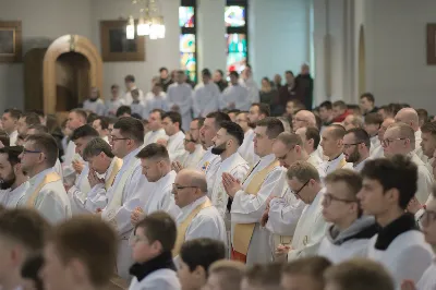 W Wielki Czwartek o godz. 10.00 w naszej Katedrze bp Jan Wątroba przewodniczył Mszy Krzyżma. Jest ona wyrazem jedności i wspólnoty duchowieństwa diecezji. Podczas tej Mszy Świętej biskup poświęcił olej chorych, katechumenów oraz olej krzyżma. Księża koncelebrujący z biskupem Eucharystię odnowili przyrzeczenia kapłańskie.
W koncelebrze wzięli udział bp Kazimierz Górny, bp Edward Białogłowski oraz 204 kapłanów z całej diecezji. W Eucharystii wzięli również udział licznie zebrani ministranci, lektorzy, animatorzy, ceremoniarze, członkowie scholi parafialnych i dziewczęcej służby maryjnej.
Podczas Mszy Świętej zaśpiewał chór Wyższego Seminarium Duchownego pod dyrekcją ks. dra Andrzeja Widaka. Przy organach zasiadł ks. Julian Wybraniec.
Fot. Małgorzata Ryndak